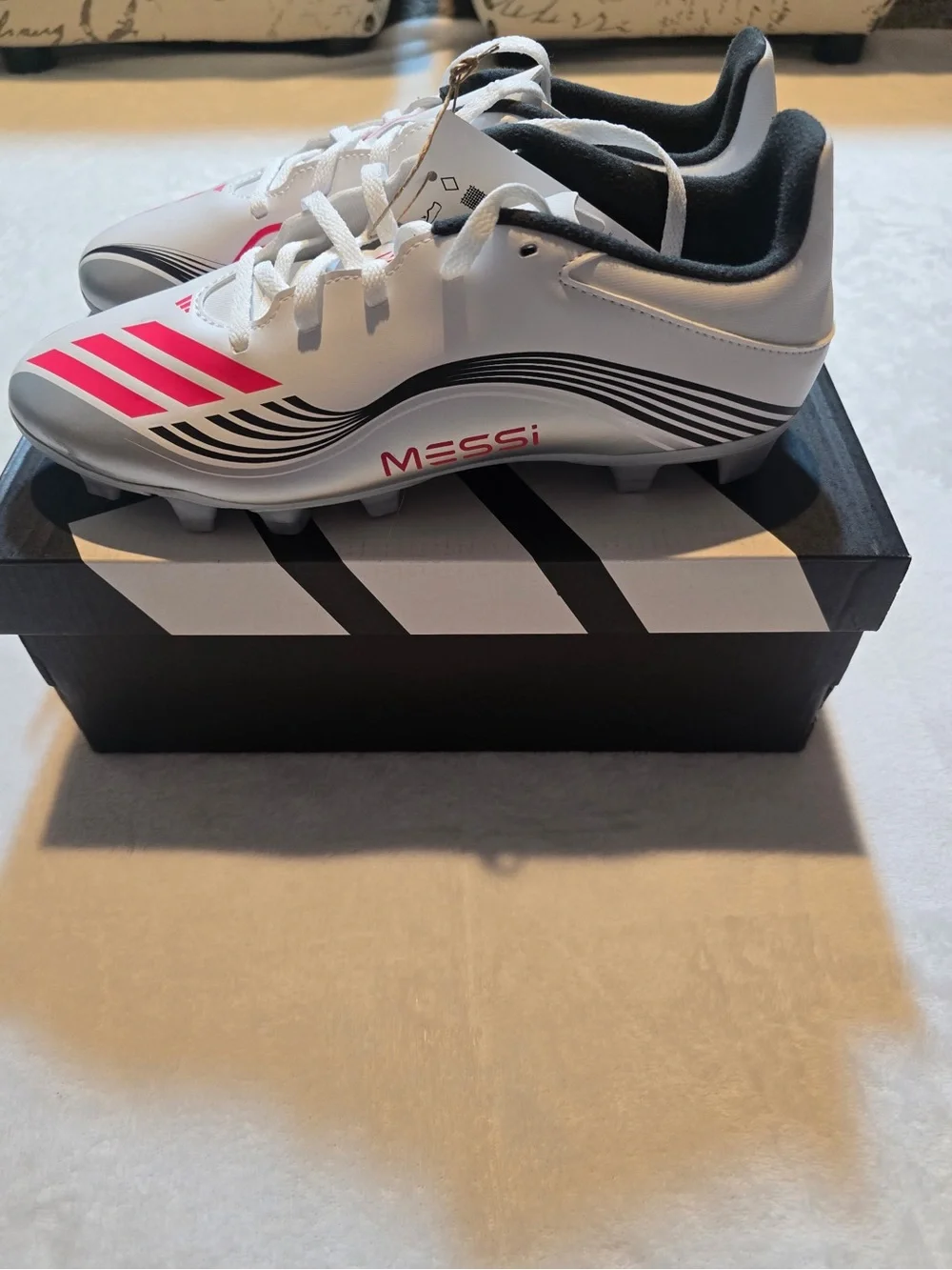 adidas f50 Messi White Soccer Cleats with Pink & Black Men’s 8 or Women’s 9 NIB
